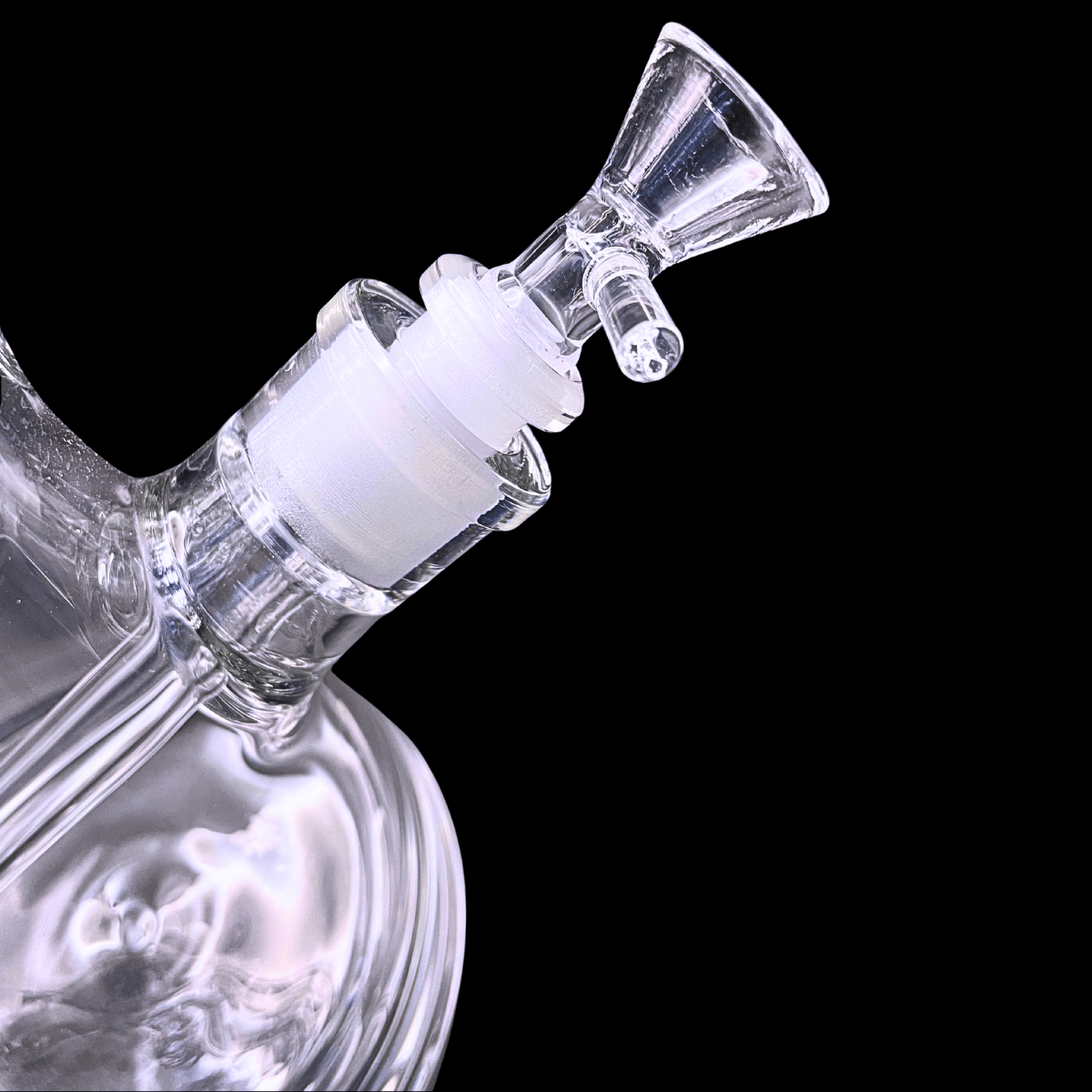 Close-up of removable glass bowl and joint on Chongz Heavyweight beaker bong