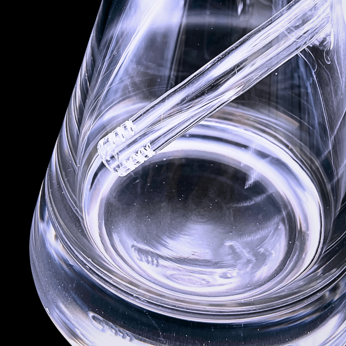Close-up of the thick glass beaker base and internal downstem